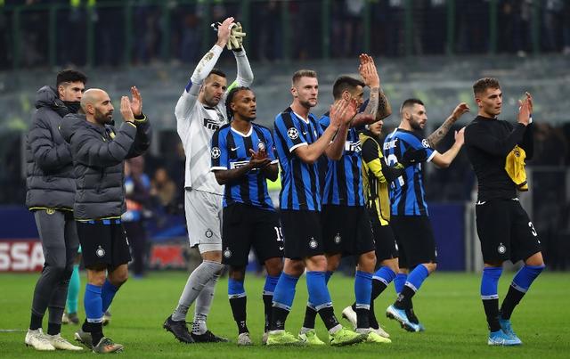 这不应该啊！刘佳鑫跟进空篮不中 自己抱头懊恼（刘佳鑫跟进空篮竟未命中，抱头懊恼：这球不该丢）