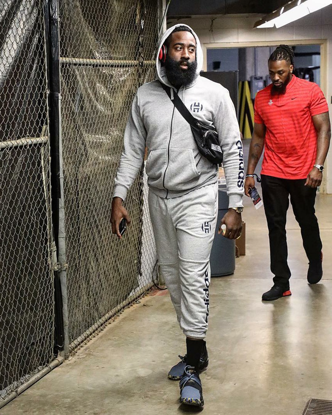 问题不大！李添荣和卢杜伟卡位时出现小摩擦 吹罚前者进攻犯规（无伤大雅！李添荣与卢杜伟卡位出现小摩擦，裁判吹李添荣进攻犯规）