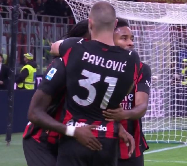 上下半场防守迥异！雷迪克：板凳球员改变了比赛走势（前后半场防守反差巨大，雷迪克：替补球员扭转战局）