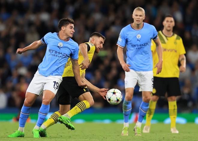 印媒：梅西混乱中尝试绕场一周，但他完全被官员及保镖包围（印媒：骚乱中梅西欲绕场一周，却被官员和保镖团团围住）