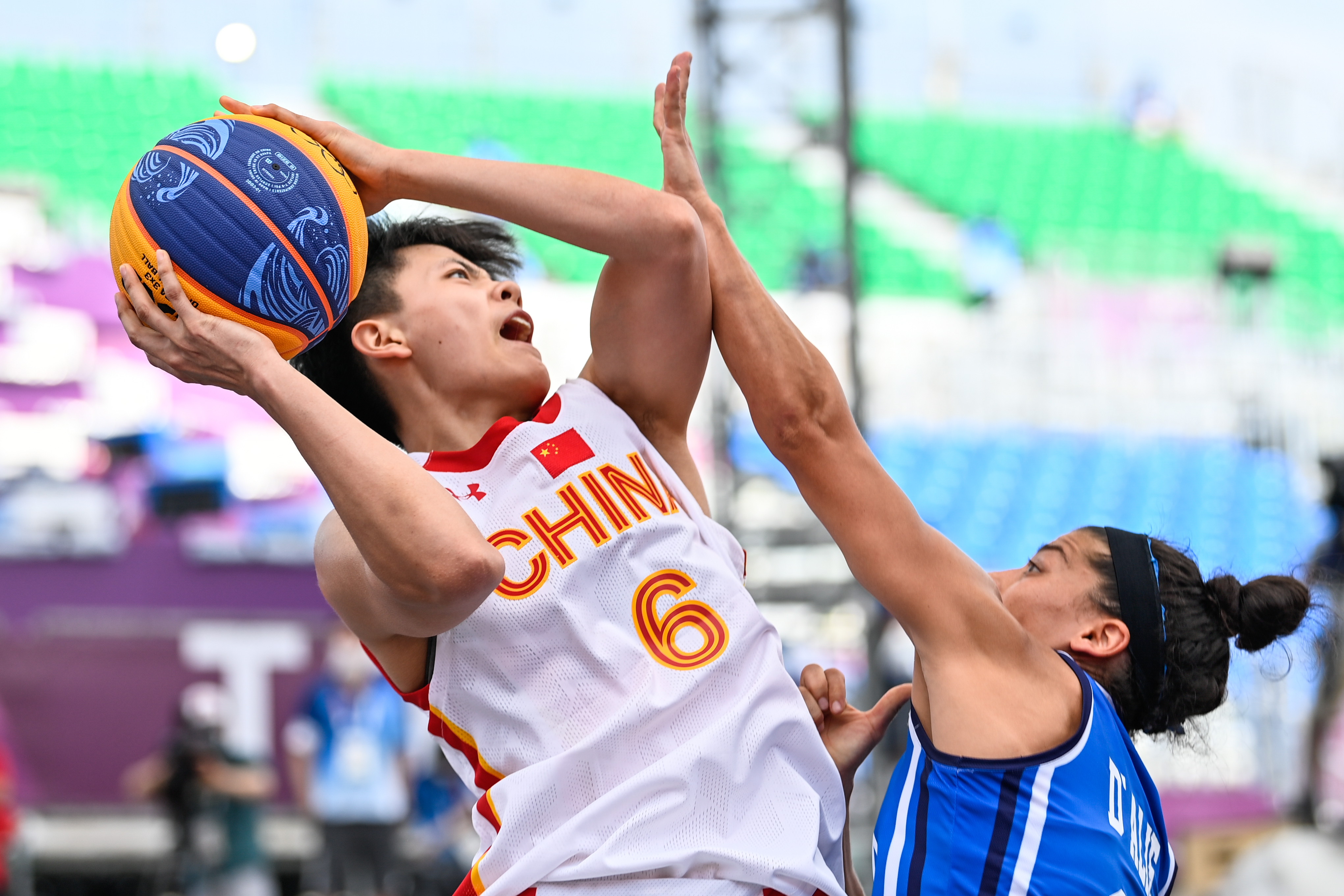 暴躁！杜锋第三节在场输出胡明轩，替补席骂徐杰（第三节杜锋连连发火：场上批评胡明轩，替补席怒斥徐杰）