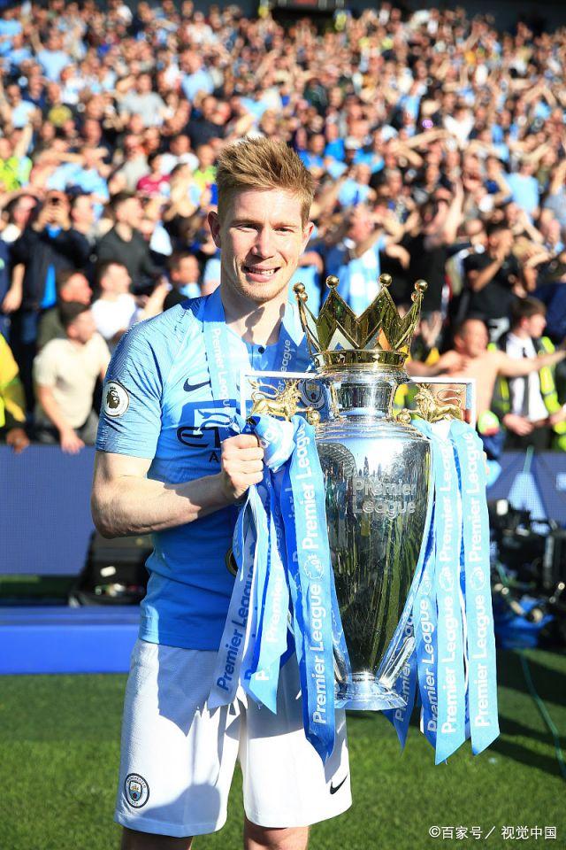 前锋单场双响，全场瞩目（前锋梅开二度，全场焦点）