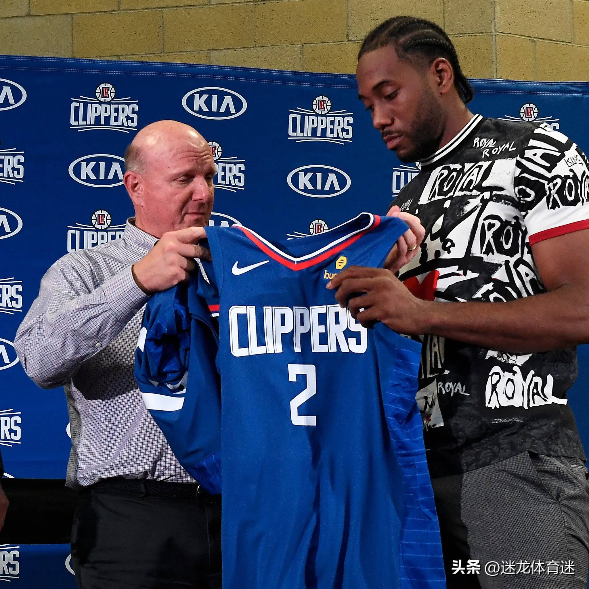 足球英超双红会爆发冲突，多人吃黄牌（英超双红会冲突升级，多人遭黄牌警告）